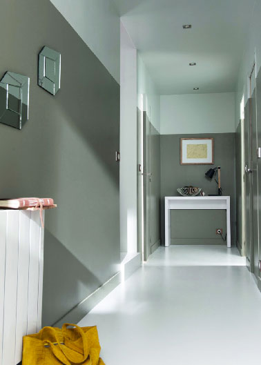 Déco couloir avec peinture gris et blanc Pour optimiser la déco d’un couloir un peu sombre, alternative à la peinture blanche, peindre les murs en gris et blanc, ou taupe, ficelle en fait une décoration de couloir plus chaleureuse. peinture Urbain gris et blanc satin Castorama.