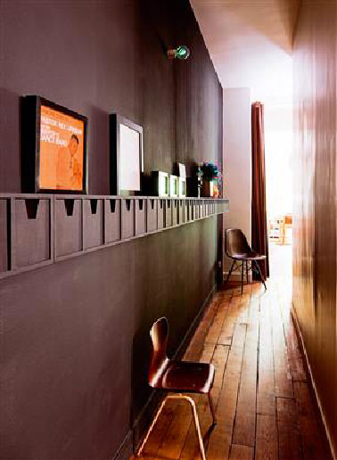 Déco couloir peinture couleur aubergine et lin Surprenante et réussie, une déco de couloir étroit qui choisit une superbe couleur aubergine pour la peinture de ses murs. Pratique, l’aménagement du rangement avec une série de boites Ikea est une idée à retenir pour aérer l’espace du couloir.
