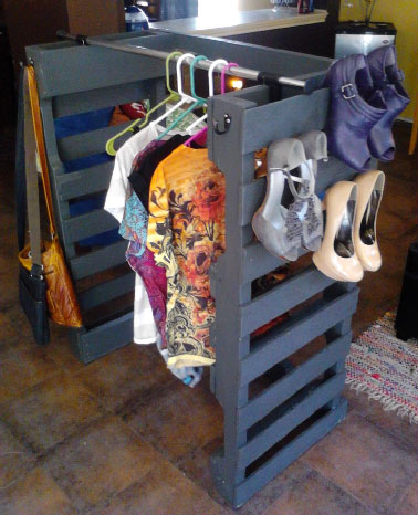 Un meuble à la fois rangement vêtements et des chaussures à faire avec 2 palettes debout reliées par une barre. Les Filles et garçons vont apprécier l'aménagement de leur studio !