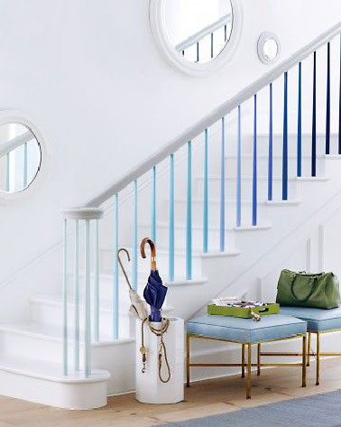 Voilà un escalier peint de manière pas banale. Tout blanc c'est la rambarde qui apporte la couleur avec les barres repeintes en dégradé de bleu.