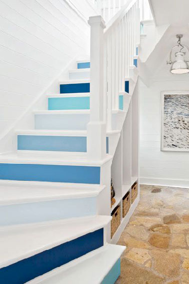 Escalier peint en bleu rangement sous escalier blanc Combiner rangement sous escalier pratique et esthétique, c’est ce que réussi cet escalier peint en blanc avec un dégradé de peinture bleu sur les contremarche pour une mise en couleur discrète.