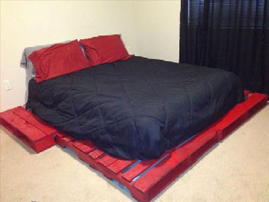 2 meubles en un avec ce lit en palette  disposées de manière à inclure les tables de chevet en haut du sommier fabriqué avec 2 palettes en longueur.