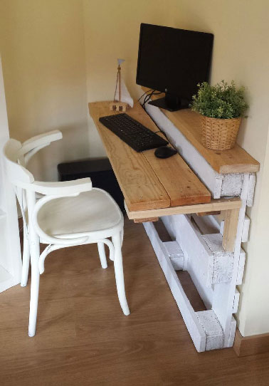 Meuble bureau en palettes dans petit appartement A l'heure de ce mettre au boulot dans son studio, on s'installe devant son meuble bureau en palette fabriqué par Papa.