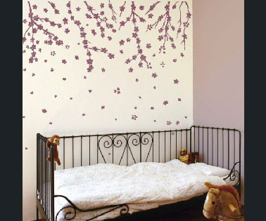 2 couleurs tendres pour endormir bébé. Une peinture taupe clair pour le côté cocon et une crème en support à la déco murale aux mille fleurs pour s’éveiller à la poésie.