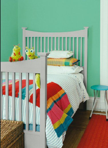 Dans cette chambre de fille, une peinture verte délimite l'espace du lit, un grise pour relooker le lit en bois récupéré à la grande soeur. Peinture de rénovation Attitude Récup' RIPOLIN, gris tendre, 0.75 L 27.90€
