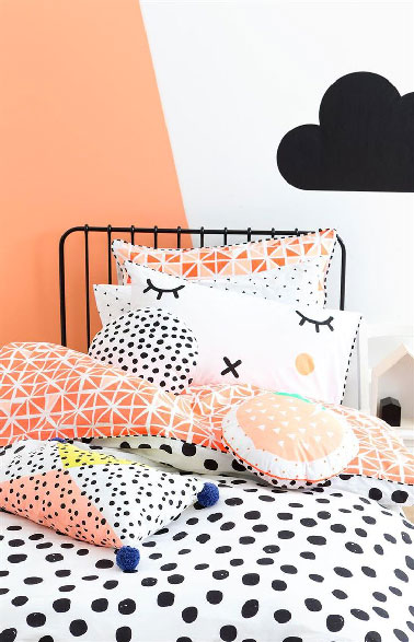 Une peinture saumon, moins intense que l’orange avec du blanc dans une chambre, un gros nuage peint à main levée au dessus du lit, un linge de lit dans les mêmes couleurs, voilà une chambre de fille bien douillette.