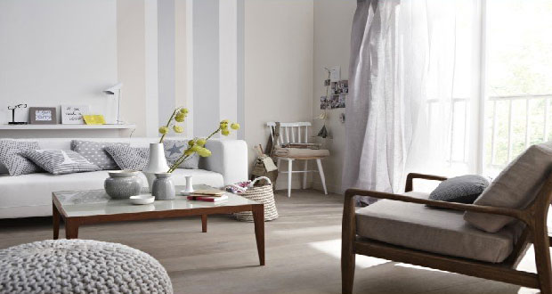 L'ambiance couleur d’un salon est donnée par la peinture. Entre une couleur tendance, et la palette de couleurs indémodables, nos conseils pour comprendre la couleur avant de l'utiliser en peinture dans un salon.