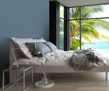 relooker sa chambre avec une peinture bleu nuit Une peinture bleu assortie aux oreillers, une bonne idée pour relooker sa chambre et créer une ambiance cocooning avec du gris et un linge de lit couleur lin et ivoire