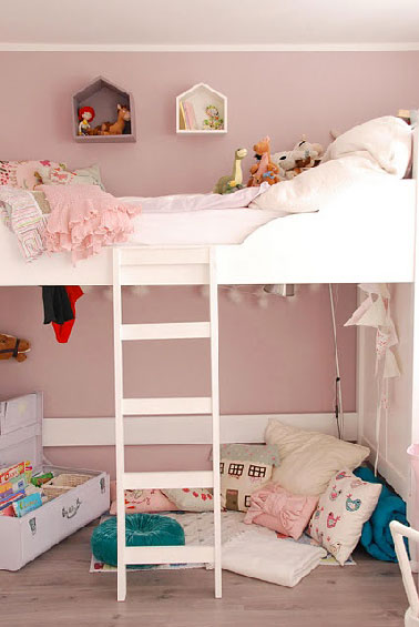  Une ambiance couleur tout en douceur pour une chambre de fille avec une peinture rose poudré autour du lit superposé blanc et des nuances de rose pour ses coussins bibelots