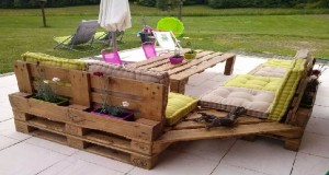 Le salon de jardin en palette nécessite un traitement du bois pour une bonne conservation. Peinture, lasure, vernis, ce qu’il faut savoir pour protéger les palettes bois séjournant à l’extérieur.