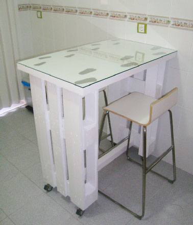 Petite cuisine et grande idée avec cette table fabriquée en palette pour faire les pieds et une planche de bois pour le plateau.