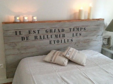 Pour relooker une chambre, nul doute qu’une tête de lit originale ça change tout ! Avec du bois neuf ou de recup pour fabriquer la structure décorée de lettres pochoir pour faire inviter les rêves à nous rejoindre. 