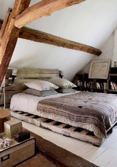 Dans une chambre cocooning une tête de lit en palette fabriquée dans le même esprit que le lit en bois. Pour faire le sommier posez 4 palettes au sol. Pour la tête de lit, une grande palette allégée des traverses du dessous avant de la fixer au mur.