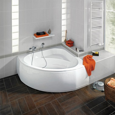 Une baignoire d'angle taille mini s'avère être une bonne idée pour faire de sa petite salle de bain une pièce détente et agréable à vivre. 