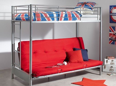 Mode londonienne dans la chambre ado avec mezzanine Dans cette chambre d'adolescent, le style anglais s'emploie par petites touches. La mezzanine quant à elle permet de gagner de la place en installant un canapé ou un bureau.