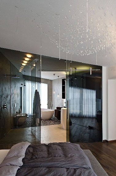 Amoureux du luxe et des grands espaces pour vous reposer, voilà une chambre pour satisfaire vos envies. Séparée de la zone réservée au sommeil par une cloison de verre fumé, l'immense salle de bain offre tout le confort dont vous rêvez.