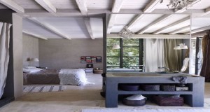La chambre parentale s’offre une salle de bain réservée à ses occupants. Ouverte sur la chambre, séparée par une cloison, douche italienne ou baignoire îlot préserve l'intimité. Moderne, zen ou à la campagne des idées déco de chambre avec pièce d'eau.