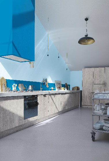  2 nuances de couleur bleu dans une cuisine associées à du gris clair pour un des murs, les meubles et sol voilà une palette pour une cuisine moderne. peinture décorative et dépolluante Ondi Pur Satin  Zolpan 