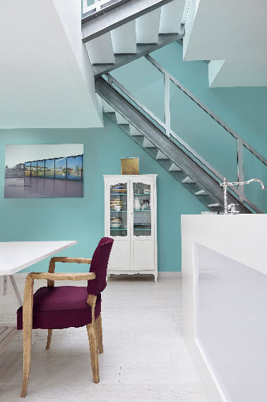 Escalier et meubles blancs design, mixte des styles, des murs couleur vert d’eau, cette cuisine à de quoi séduire tous les marmitons et les grands chef. Tendances Peintures Intérieures Zolpan 