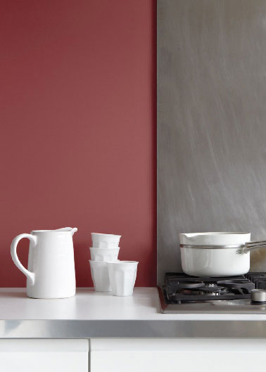 Mixer une douce couleur rouge et un gris moyen dans la cuisine, une bonne idée pour la repeindre et créer une ambiance déco chaleureuse. Peinture coloris Marsala et lie de vin Tollens et Flamant