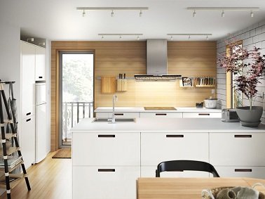 Un îlot dans la cuisine Ikea Metod Chic, cette cuisine Ikea Metod adopte une déco lumineuse bois et blanc ainsi qu'un îlot ultra fonctionnel qui délimite l'espace des fourneaux. On adore !