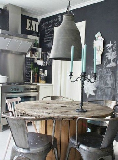 Des objets chinés, voilà l'atout de cette cuisine style industriel. La peinture ardoise des murs offre un écrin moderne aux éléments gris bruts et à la table en bois.