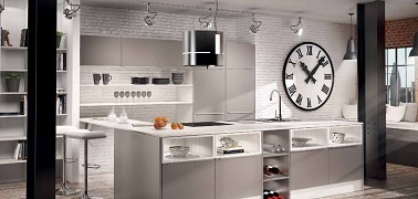 Une cuisine style industriel chic et sobre Lumineuse, cette cuisine style industriel insère des éléments modernes sobres au milieu des briques peintes et des grands poteaux en acier noir. So chic !