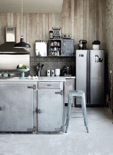 Bois et métal, l’alliance est parfaite dans cette cuisine style industriel. Le mur et les meubles en bois et l’ilot central en acier se combinent pour une ambiance originale.