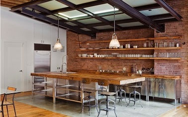 Cuisine industrielle chaleureuse bois et briques Dans cette cuisine industrielle, l’ambiance chaleureuse prédomine. Les briques rouges, le plan de travail en bois et l’acier se marient dans un esprit loft convivial.
