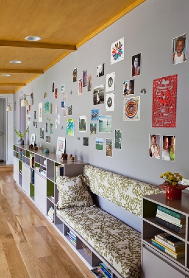Un aménagement cosy et déco dans le couloir Cette déco couloir pleine de rangements s'atèle à faire de cet endroit de passage une pièce à part. La banquette cosy donne envie de se poser au calme.