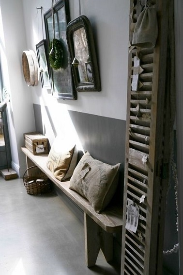 Une banquette en bois et un paravent plié comme support photo, ce couloir adopte une déco couloir rustique tendance style maison de campagne. 