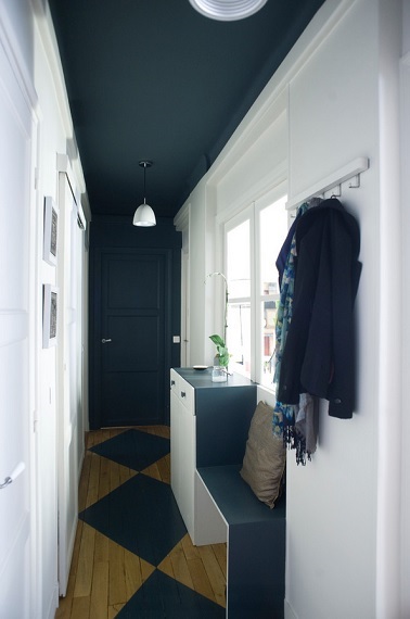 Pour réduire l'impression de longueur d'un couloir, rien de tel qu'une peinture foncée sur les murs. Le bleu nuit de cette déco couloir joue bien son rôle. 
