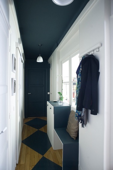 Une déco couloir avec peinture bleu nuit Pour réduire l'impression de longueur d'un couloir, rien de tel qu'une peinture foncée sur les murs. Le bleu nuit de cette déco couloir joue bien son rôle.