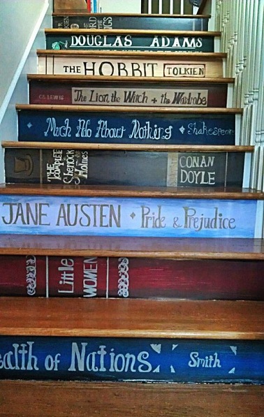 S'inspirant d'une bibliothèque, cette idée d'escalier déco est unique et originale grâce aux contre-marches peintes rappelant la tranche des livres.  