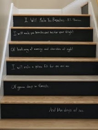 Cet escalier deco adopte la peinture ardoise pour un effet moderne original. Le bois joue quant à lui le contraste pour un style deco escalier tendance. 