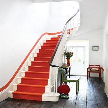 De la peinture pour une déco escalier Pour donner un coup de peps à une déco escalier blanc, peingnez dans une couleur vive une bande large pour un effet trompe-l’œil de tapis moderne.