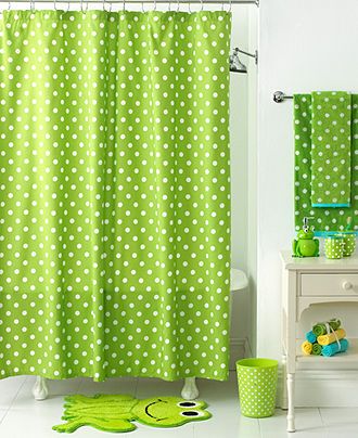 Rideau de douche et serviettes à pois vert et blanc, un tapis grenouille verte, une salle de bain pour enfant chic et ludique
