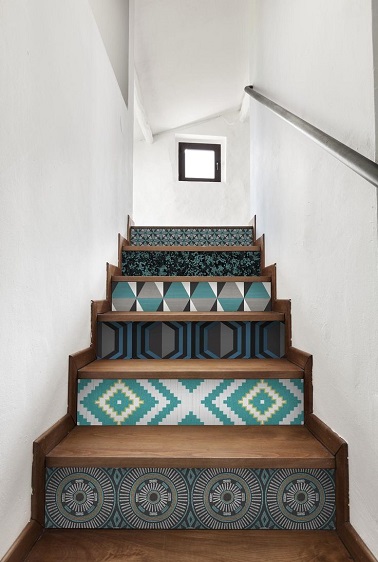 Déco escalier avec papier peint coloré Rien de plus simple pour relooker un escalier deco que d’utiliser du papier peint coloré à motifs sur les marches. Une idée pas chère à faire soi même.