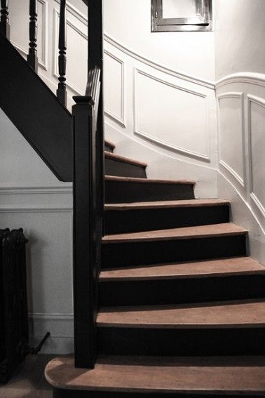 Peindre son escalier est une astuce déco utile pour le relooker.Une peinture noire contrastant avec le bois donnera une deco escalier moderne du plus bel effet.
