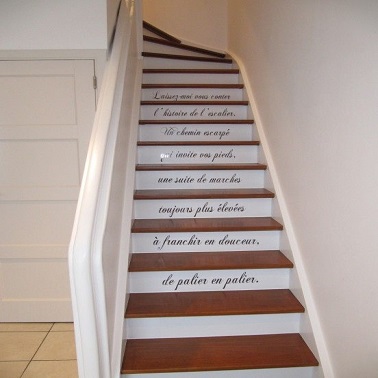 Pour personnaliser son escalier, un coup de peinture blanche laquée sur les contres-marches et des stickers phrases calligraphiées sont des idées à retenir.
