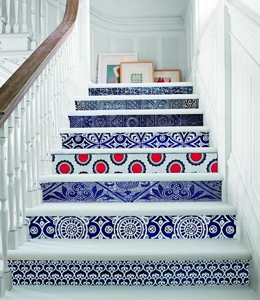 Faire une déco escalier avec du tissu c’est possible. Collez des tissus aux motifs dépareillés sur les contre-marches, une astuce originale à reproduire.