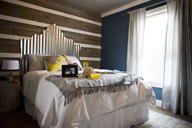 La vie de château dans sa chambre avec cette tête de lit argent brillant fabriquée avec de la tôle découpée. Une idée originale que l'on adore.