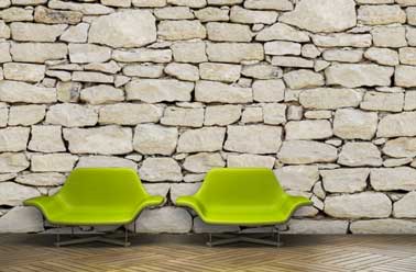 Un papier peint créé à partir d'une photo de mur prise à Gordes dans le Lubéron, ce qui explique l'imitation avec beaucoup de le réalisme d'un mur de pierres blanches montées en pierres sèches et sans mortier