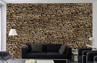 Imitation bluffante sur le mur du salon avec un papier peint pierre du sud disponible en en papier peint classique, et intissé épaisseur, disponible en 3 formats, exemple prix : 3 x 2.7m 89 € chez Scénolia.