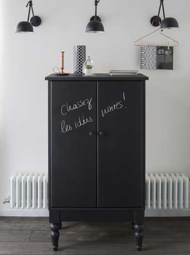 Peinture à tableau pour repeindre un meuble Une bonne idée déco pour repeindre un meuble que de le faire avec une peinture à tableau noir ! On écrit, on dessine à la craie et on efface pour changer de décor