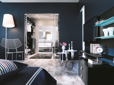 Du bleu marine pour cette suite parentale Spacieuse, cette suite parentale bleu marine adopte une grande salle de bain en enfilade. Une manière intelligente pour structurer l'espace volumineux.