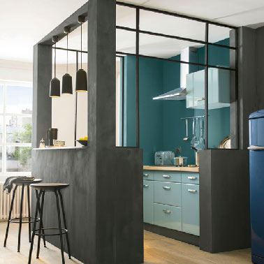 Du vert et du gris anthracite pour les murs et meubles  de la cuisine avec la peinture multi-supports de la collection Scarabée Colours  de Castorama