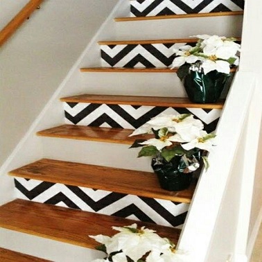 Une déco escalier graphique moderne Cet escalier déco surfe sur la tendance graphique avec ses motifs chevrons peint. Pour un escalier moderne, optez pour du noir et blanc chic et élégant.