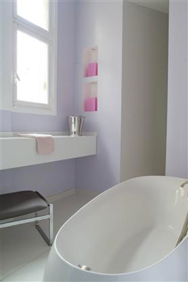 Pour donner une impression de grandeur à sa petite salle de bain, rien de tel qu'une peinture de salle de bain lumineuse. Ici c'est la teinte douce Lila.