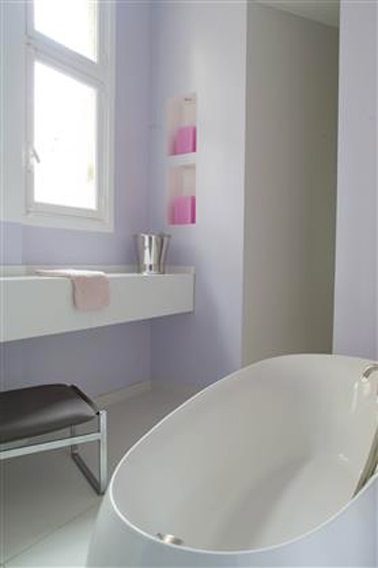 Une peinture claire dans la petite salle de bain Pour donner une impression de grandeur à sa petite salle de bain, rien de tel qu'une peinture de salle de bain lumineuse. Ici c'est la teinte douce Lila.